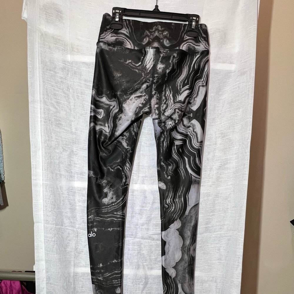 ALO YOGA Airbrush Leggings in Marble Glossy Black White - Size XS